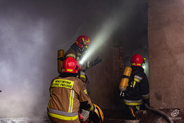 Strażacy gaszą budynek gospodarczy w Tarnowie